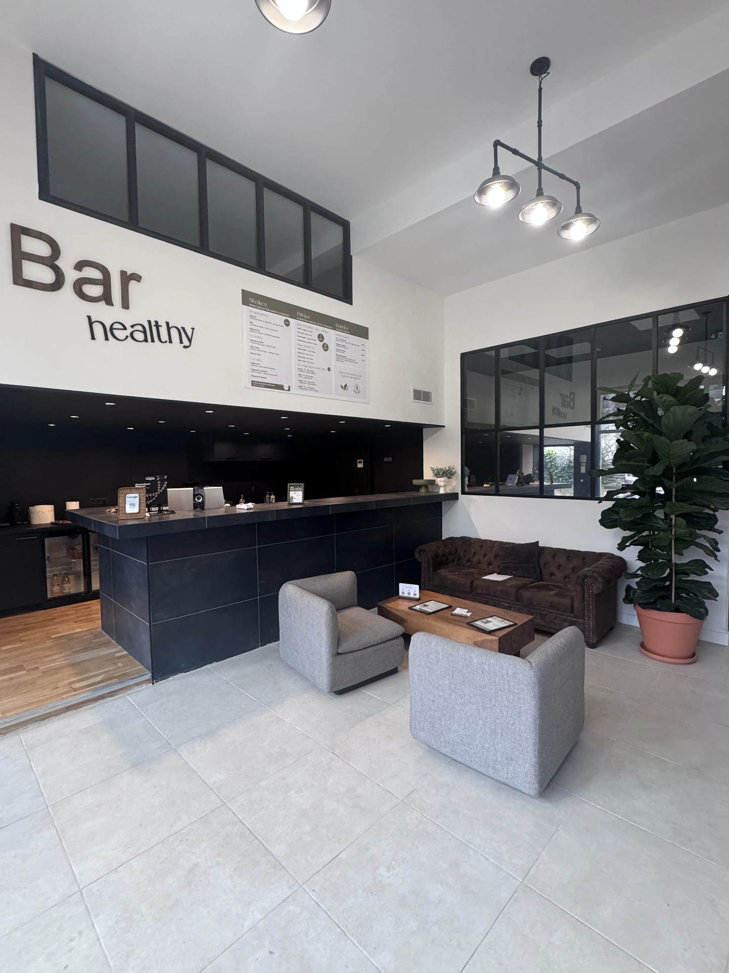NOIIA Coworking — Cabine esthétique / bien-être · Poste de prothésie ongulaire · Fauteuil de coiffure